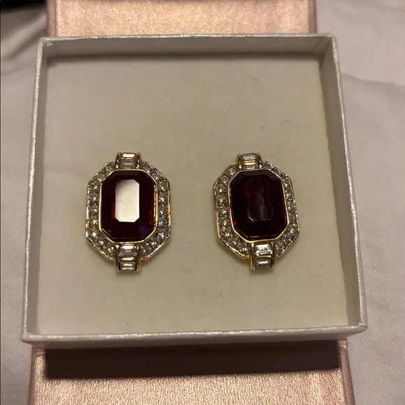 NWOT OSCAR DE LA RENTA Ruby Red Faceted emerald cut rhinestone pierced earrings - Picture 1 of 3